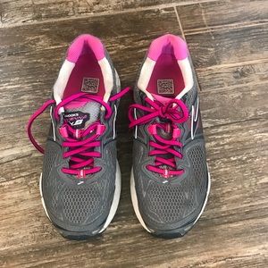 Brooks Ravenna Size 8-M